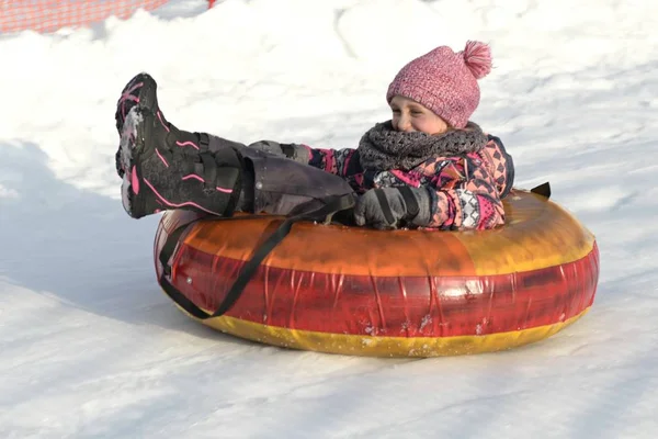 Menina Feliz Deslizando Para Baixo Colina Parque Nevado — Fotografia de Stock