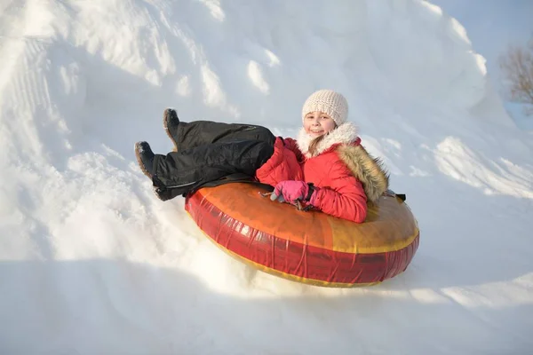 Menina Feliz Deslizando Para Baixo Colina Parque Nevado — Fotografia de Stock