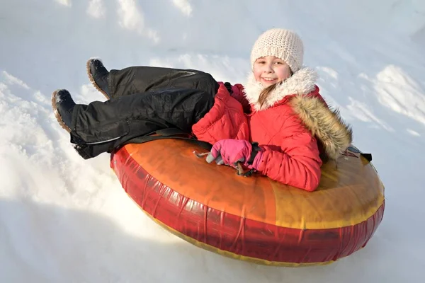 Gelukkig Klein Meisje Sleeën Van Heuvel Een Besneeuwd Park — Stockfoto