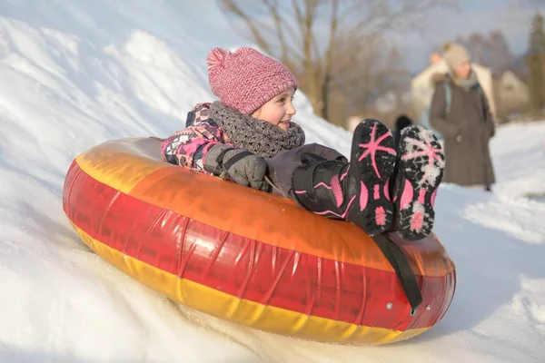 Glad Liten Flicka Pulka Ner För Backen Snöig Park — Stockfoto