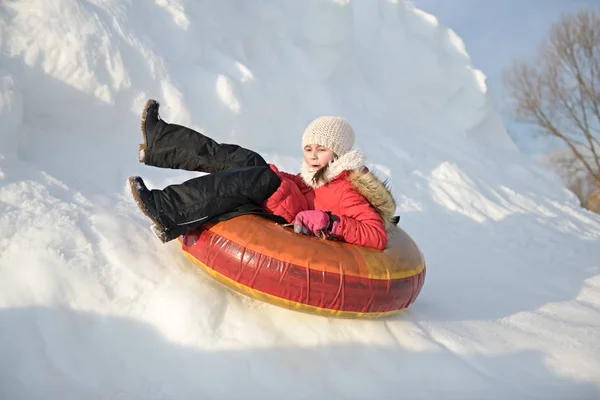 Ευτυχισμένο Κοριτσάκι Που Κατεβαίνει Λόφο Ένα Χιονισμένο Πάρκο — Φωτογραφία Αρχείου