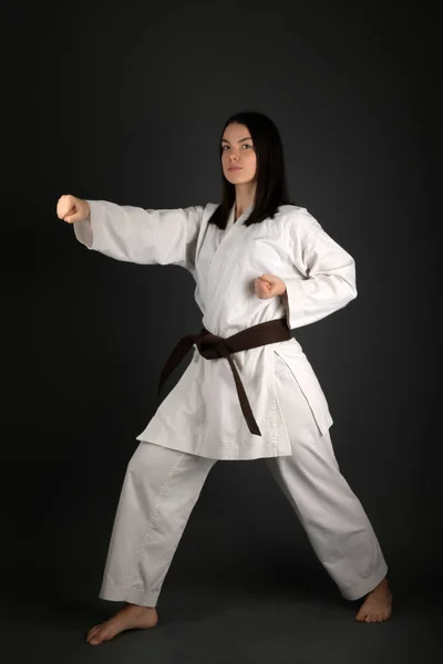 Ung Kvinna Klädd Traditionell Kimono Öva Sin Karate Flyttar — Stockfoto