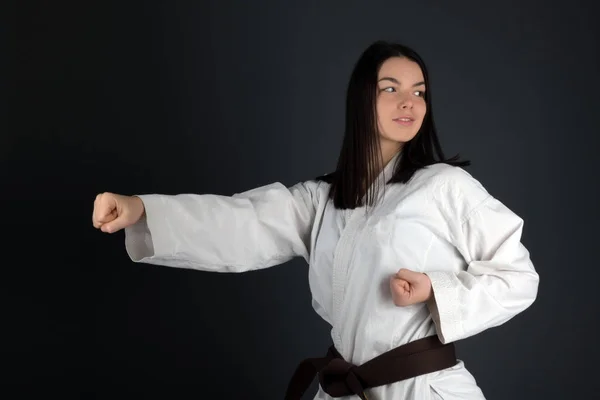 Mujer Joven Vestida Con Kimono Tradicional Practicando Sus Movimientos Karate —  Fotos de Stock