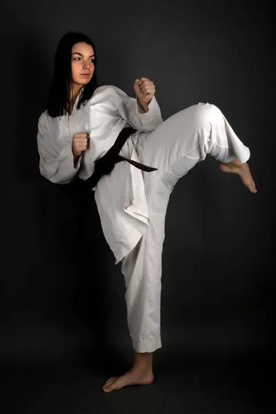 Ung Kvinna Klädd Traditionell Kimono Öva Sin Karate Flyttar — Stockfoto