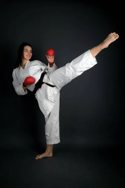 Young Woman Dressed Traditional Kimono Practicing Her Karate Moves — Stock Photo, Image