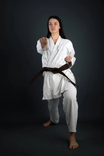 Ung Kvinna Klädd Traditionell Kimono Öva Sin Karate Flyttar — Stockfoto