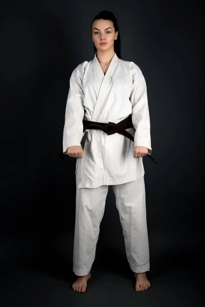 Ung Kvinna Klädd Traditionell Kimono Öva Sin Karate Flyttar — Stockfoto