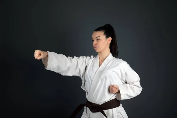 Ung Kvinna Klädd Traditionell Kimono Öva Sin Karate Flyttar — Stockfoto