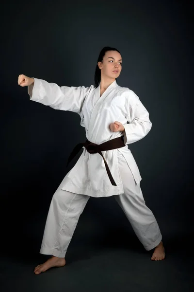 Mujer Joven Vestida Con Kimono Tradicional Practicando Sus Movimientos Karate — Foto de Stock