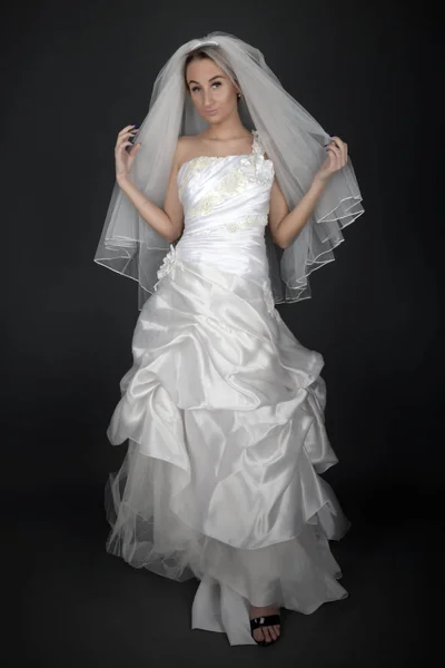 美しいですブロンド花嫁で白いドレス上の黒の背景 — ストック写真