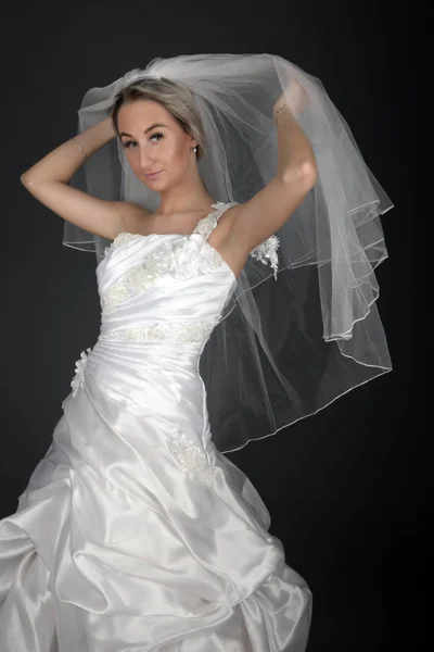 Krásná Blondýna Nevěsta Bílých Šatech Černém Pozadí — Stock fotografie