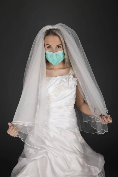 Gyönyörű Szőke Menyasszony Fehér Ruhában Orvosi Maszkban — Stock Fotó