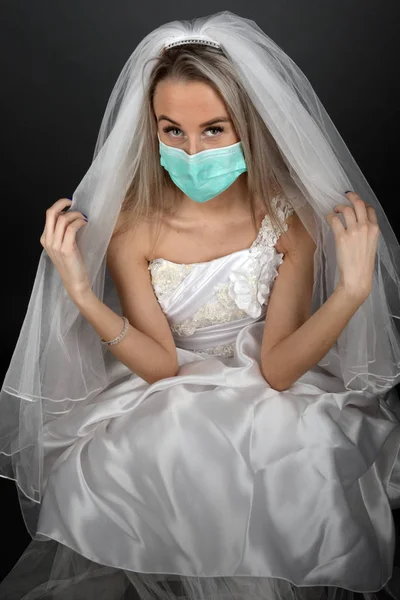 Bela Noiva Loira Vestido Branco Uma Máscara Médica — Fotografia de Stock
