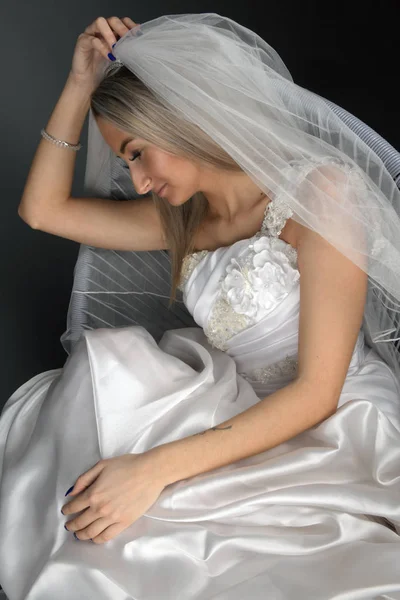 Mooie Blonde Bruid Een Witte Jurk Een Zwarte Achtergrond — Stockfoto