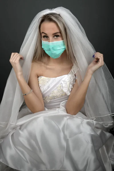 Gyönyörű Szőke Menyasszony Fehér Ruhában Orvosi Maszkban — Stock Fotó