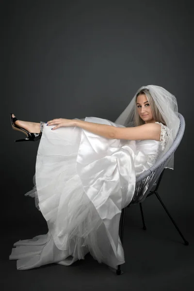 Krásná Blondýna Nevěsta Bílých Šatech Černém Pozadí — Stock fotografie