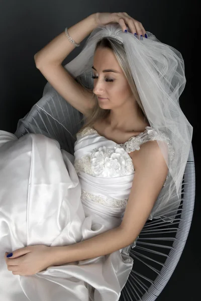 Hermosa Novia Rubia Vestido Blanco Sobre Fondo Negro —  Fotos de Stock