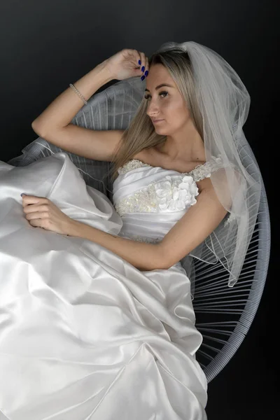 Красивая Блондинка Невеста Белом Платье Черном Фоне — стоковое фото