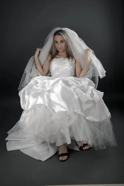 Hermosa Novia Rubia Vestido Blanco Sobre Fondo Negro — Foto de Stock