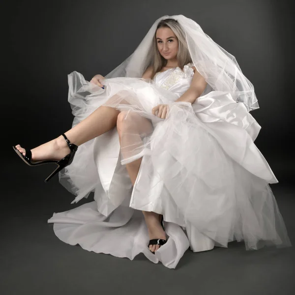 Belle Mariée Blonde Dans Une Robe Blanche Sur Fond Noir — Photo