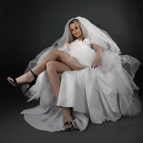 美しいですブロンド花嫁で白いドレス上の黒の背景 — ストック写真
