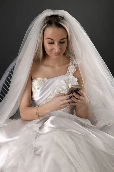 Красивая Блондинка Невеста Белом Платье Помощью Смартфона — стоковое фото