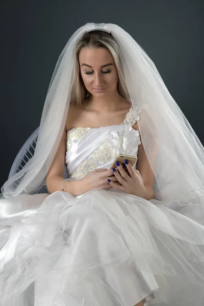 Krásná Blondýna Nevěsta Bílých Šatech Pomocí Smartphonu — Stock fotografie