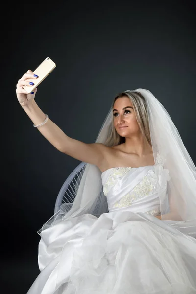 Vacker Blond Brud Vit Klänning Med Hjälp Smartphone — Stockfoto