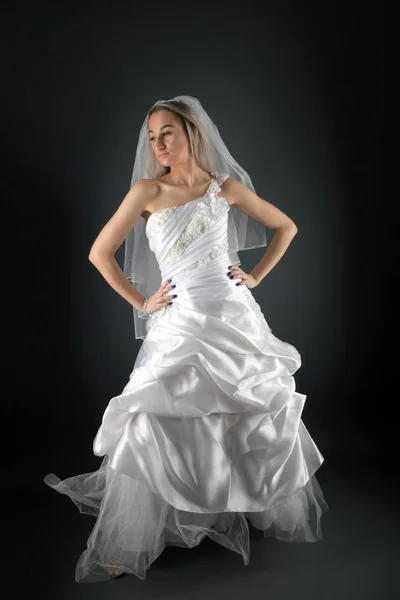 Gyönyörű Szőke Menyasszony Fehér Ruhában Fekete Háttér — Stock Fotó