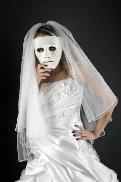 漂亮的金发碧眼的新娘 身穿白衣 躲在白色的面具后面 — 图库照片