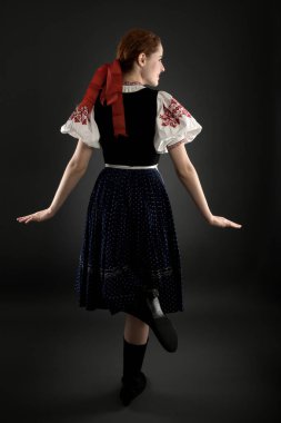 Geleneksel kostümlü, güzel, Slovak kadın. 