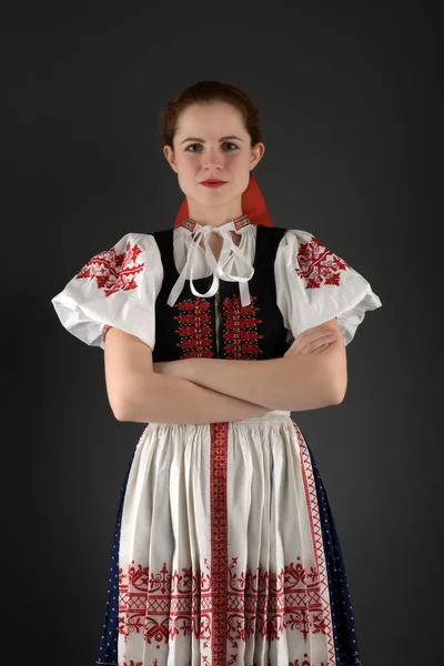 Jovem Bela Mulher Eslovaca Traje Tradicional — Fotografia de Stock