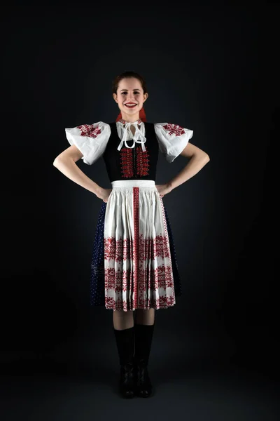 Jovem Bela Mulher Eslovaca Traje Tradicional — Fotografia de Stock