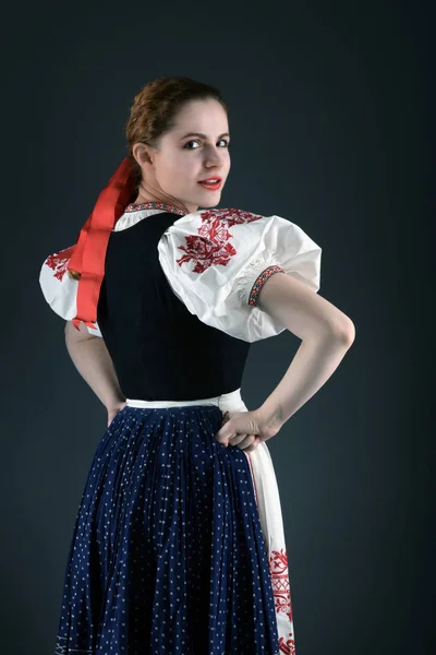 Junge Schöne Slowakin Traditioneller Tracht — Stockfoto