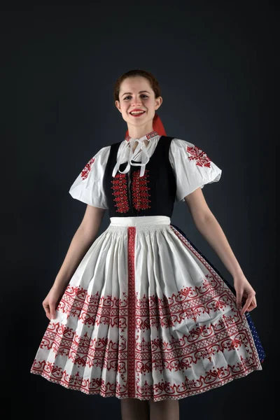 Jovem Bela Mulher Eslovaca Traje Tradicional — Fotografia de Stock