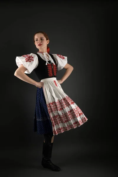 Jovem Bela Mulher Eslovaca Traje Tradicional — Fotografia de Stock