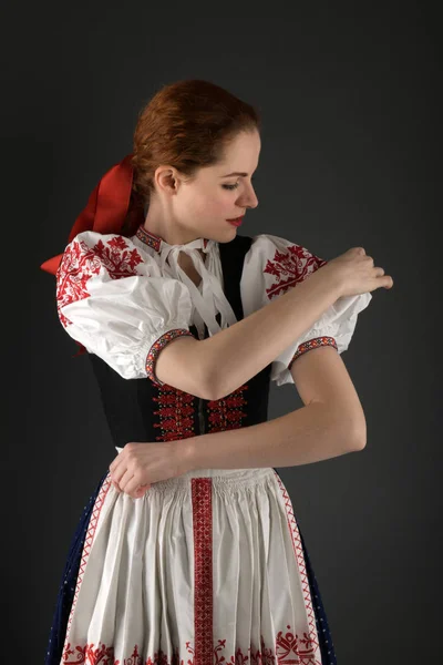 Junge Schöne Slowakin Traditioneller Tracht — Stockfoto