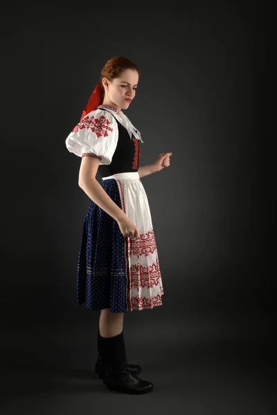 Jovem Bela Mulher Eslovaca Traje Tradicional — Fotografia de Stock