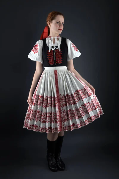 Geleneksel Kostümlü Güzel Slovak Kadın — Stok fotoğraf