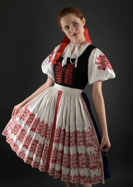 Junge Schöne Slowakin Traditioneller Tracht — Stockfoto