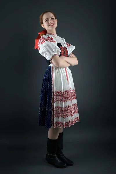 Joven Hermosa Eslovaca Traje Tradicional — Foto de Stock