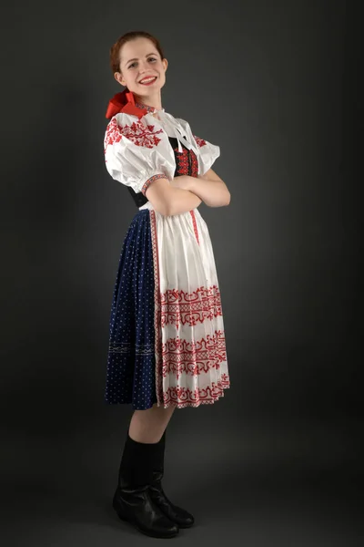 Młoda Piękna Słowianka Tradycyjnym Kostiumie — Zdjęcie stockowe