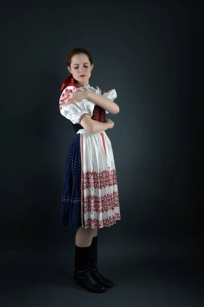 Jovem Bela Mulher Eslovaca Traje Tradicional — Fotografia de Stock