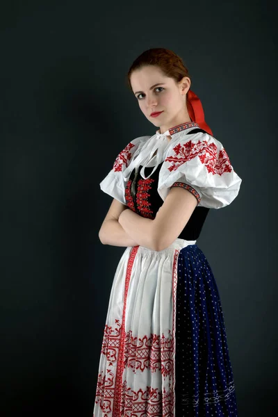 Jovem Bela Mulher Eslovaca Traje Tradicional — Fotografia de Stock