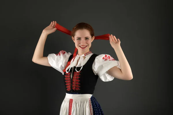 穿着传统服装的年轻漂亮的Slovak女人 — 图库照片