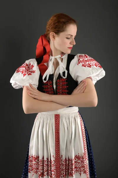 Jonge Mooie Slovak Vrouw Traditioneel Kostuum — Stockfoto