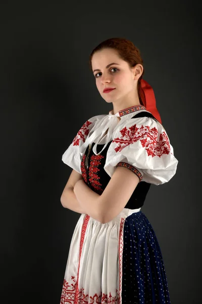 Jeune Belle Femme Slovaque Costume Traditionnel — Photo