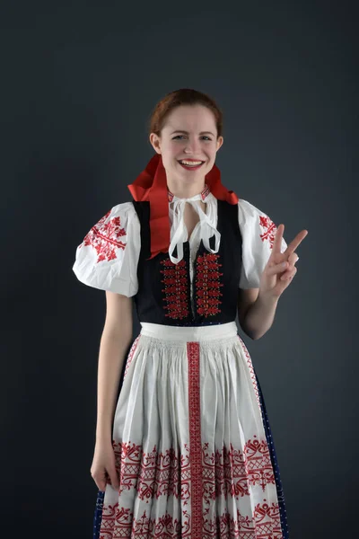 Junge Schöne Slowakin Traditioneller Tracht — Stockfoto