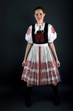 Geleneksel kostümlü, güzel, Slovak kadın. 