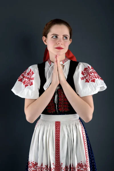 Jovem Bela Mulher Eslovaca Traje Tradicional — Fotografia de Stock